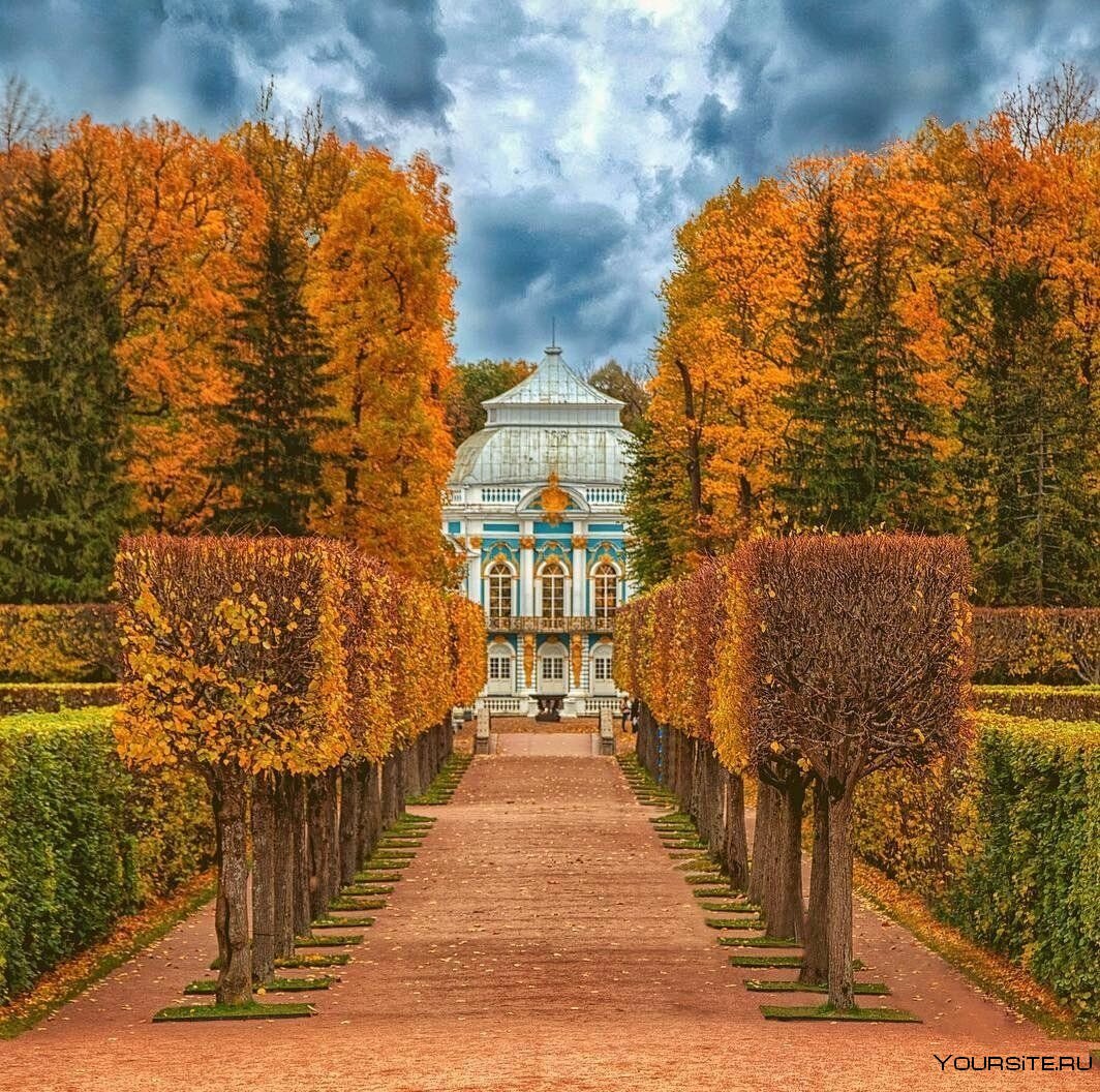 Петродворец в Петергофе осень