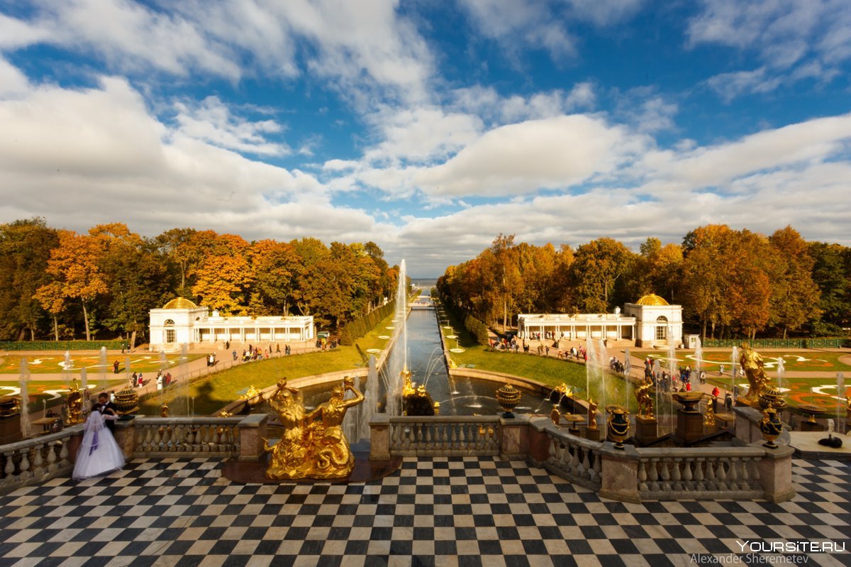 Петергоф в Санкт-Петербурге парк осень