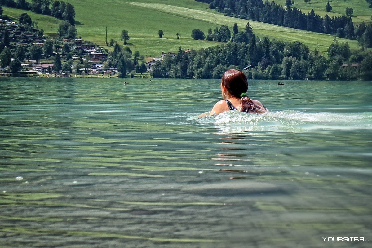 Плавать в озере