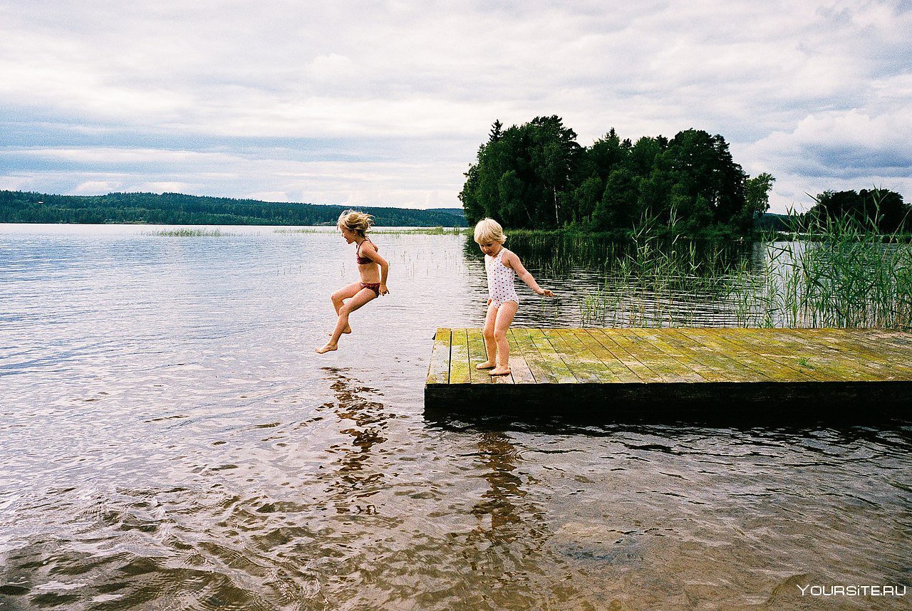 Купаться в реке видео. Купание на речке. Купание в деревне. Дети купаются в озере. Озеро в деревне купание.