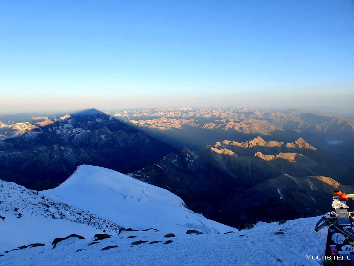 Гора Машук с заснеженным Эльбрусом