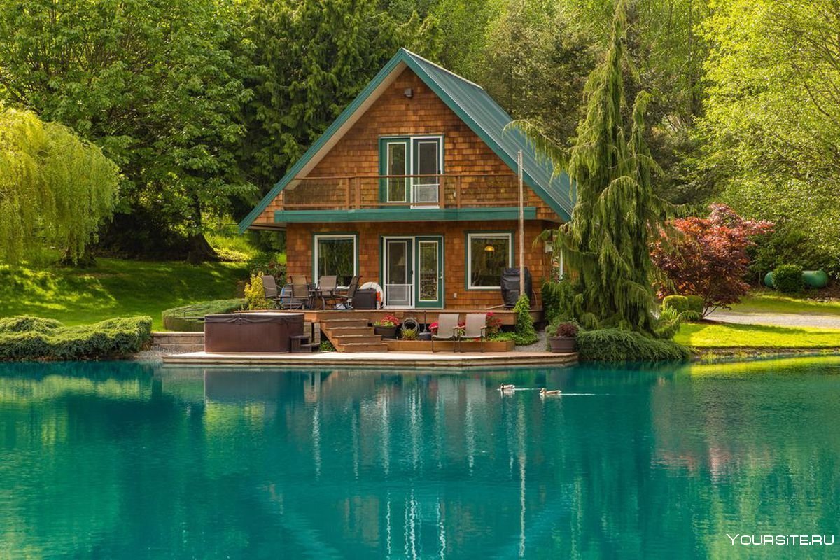 Красивый дом в лесу у озера