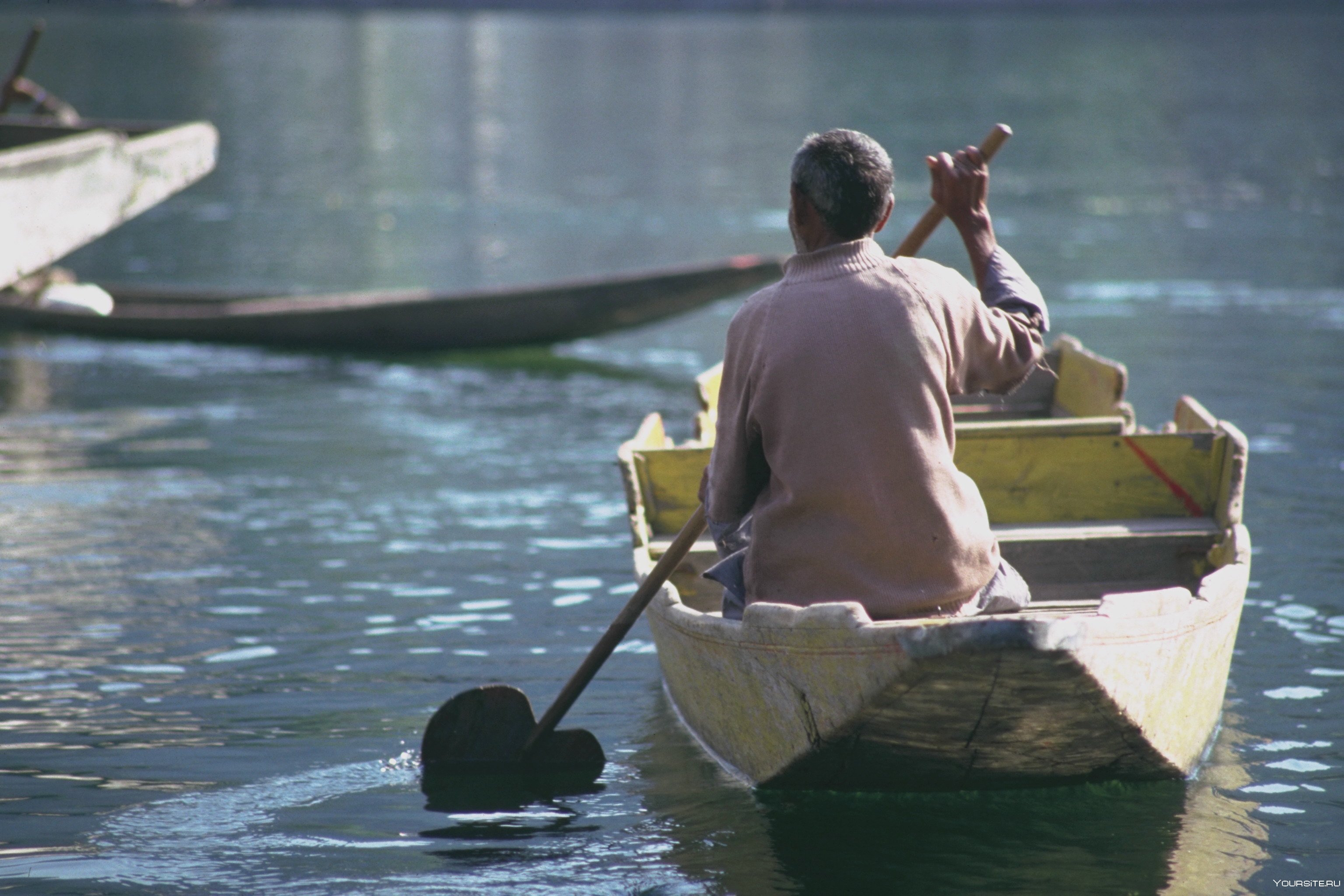 Туристы плыли по озеру на лодке. Человек в лодке. Парень в лодке. Человек плывет на лодке. Лодка плывет.