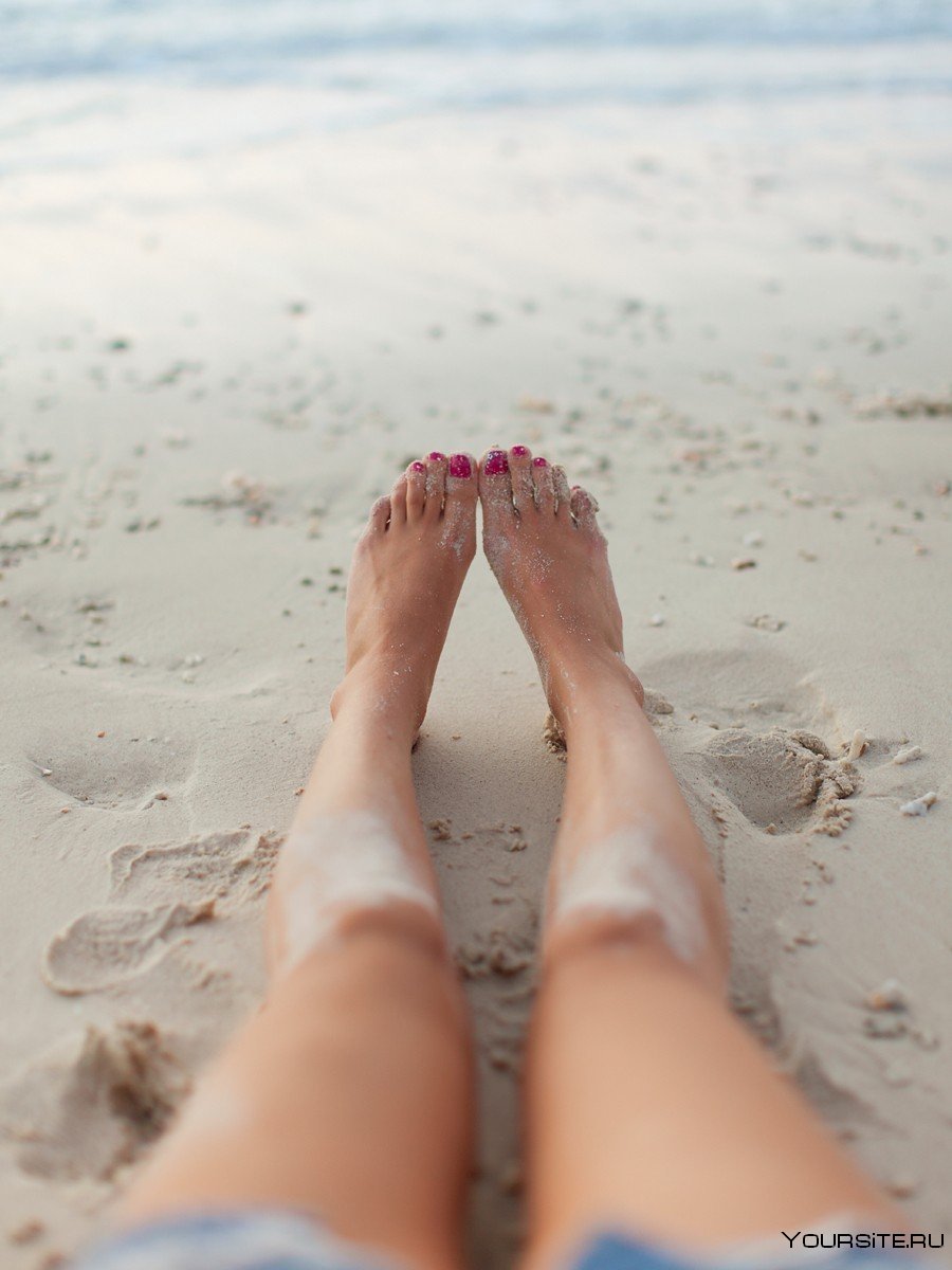 Девушка на песке у моря