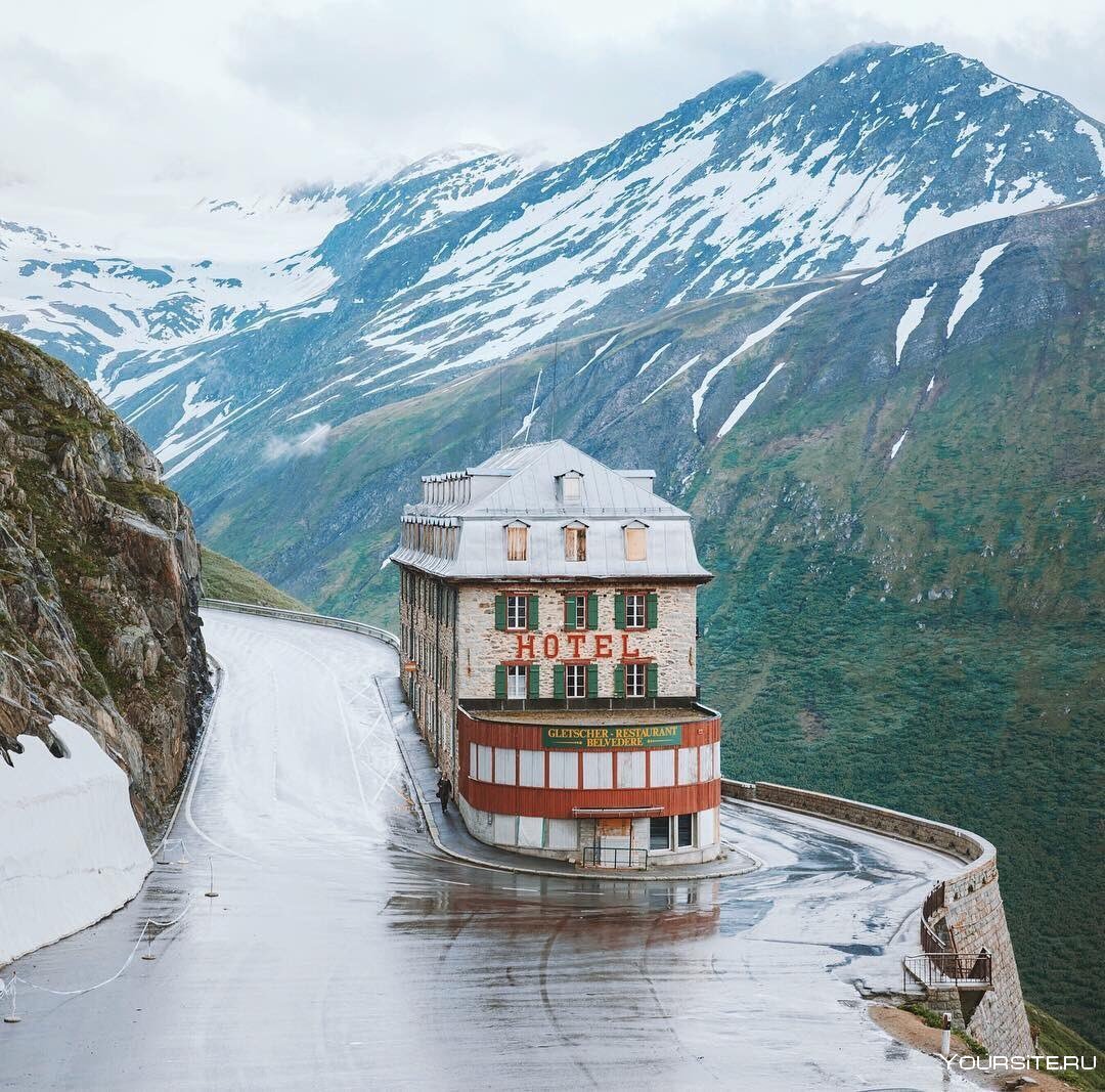 Дом среди гор в Швейцарии