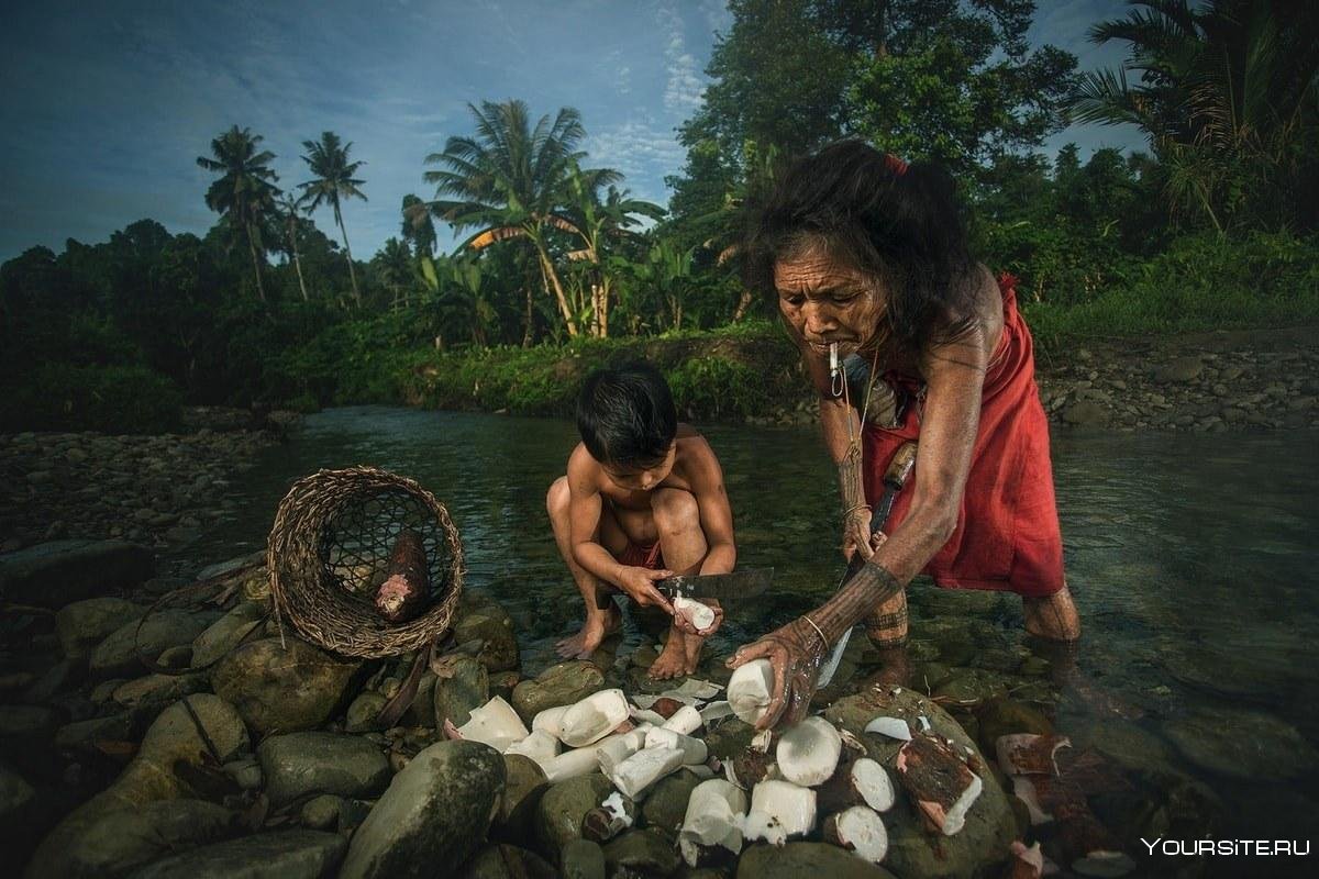 Женщины живущие на острове. Первобытное племя. Современные первобытные племена.