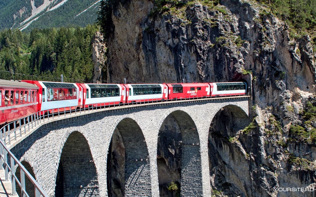 Поезд путешествие в Альпах