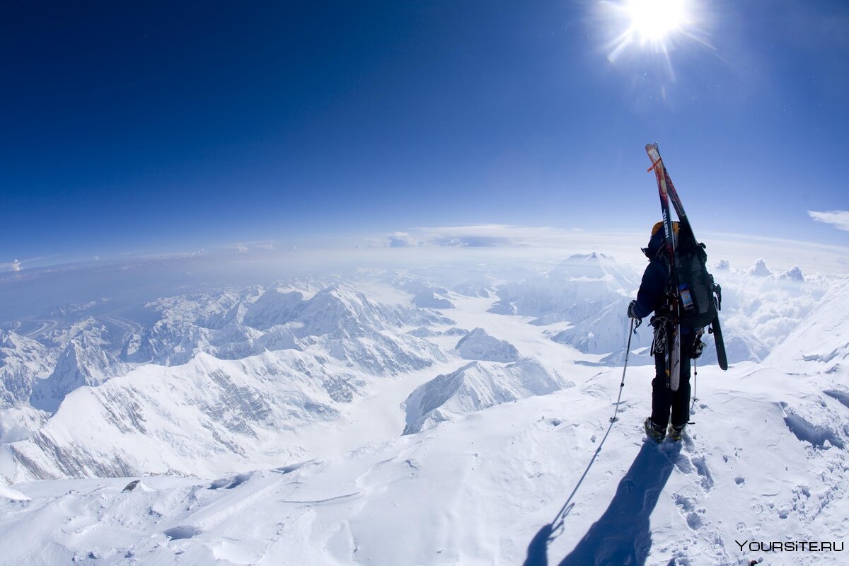 Человек на вершине горы Эверест
