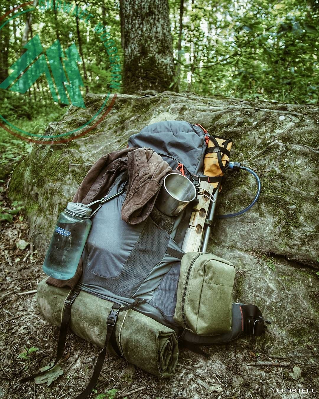 Рюкзак в лесу