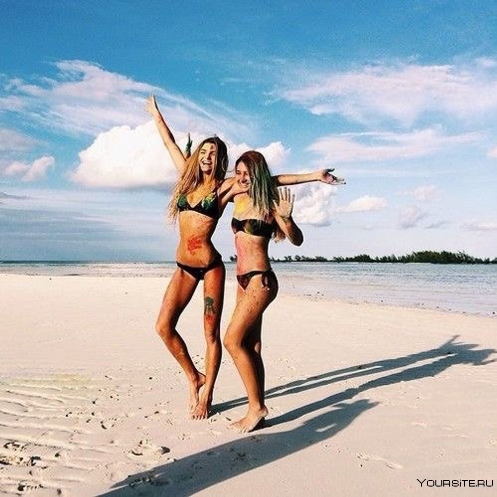 две подружки на пляже