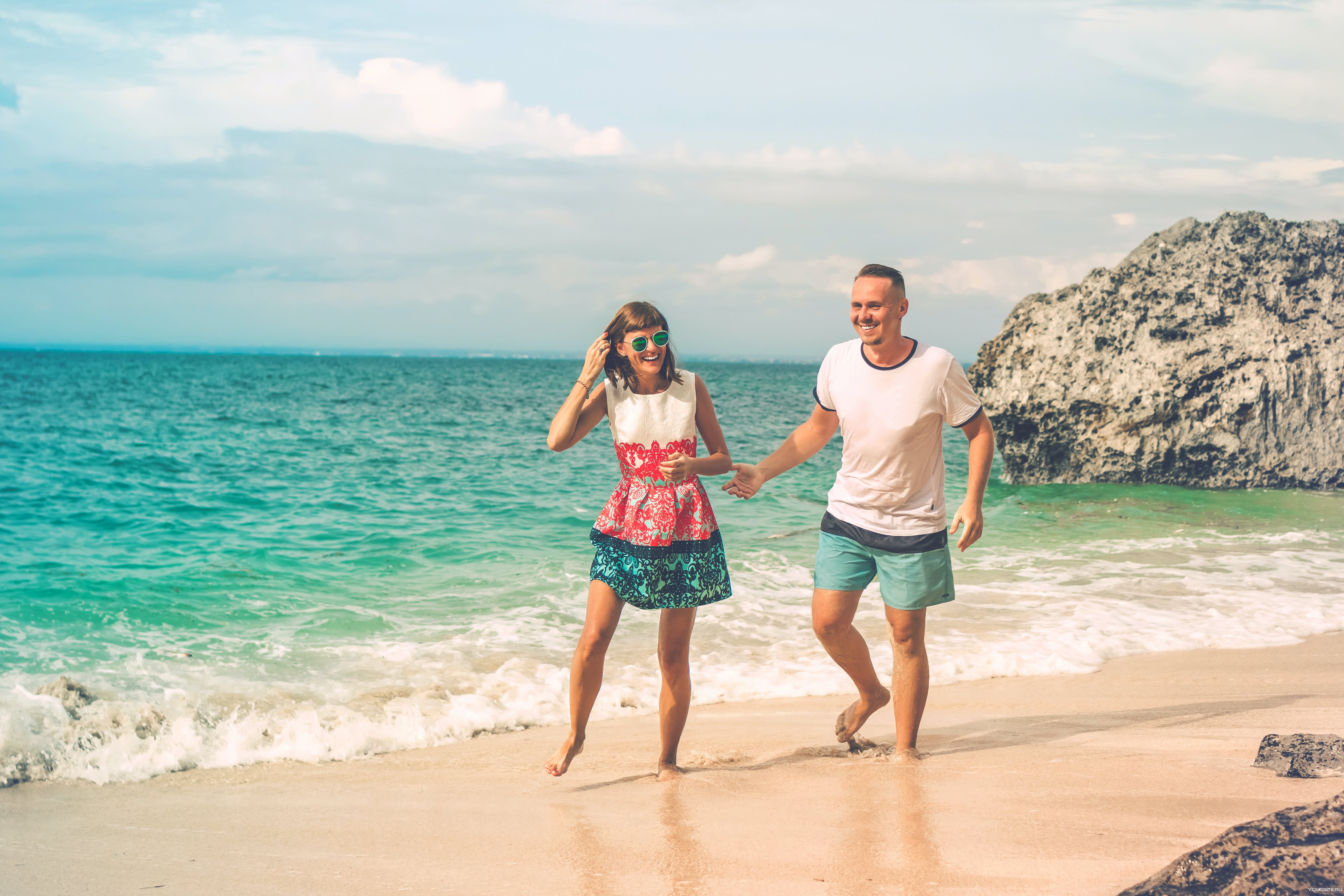 Семейная пара в отпуске. Пара в отпуске. Пара на Бали. Современная пара в отпуске. С мужем у моря личное.