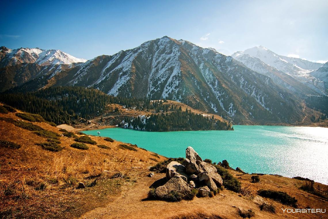 Озеро в горах Казахстана