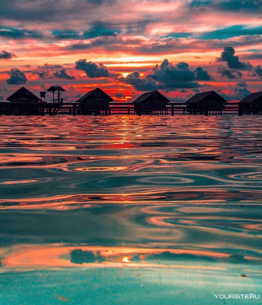 Красивый закат на Мальдивах