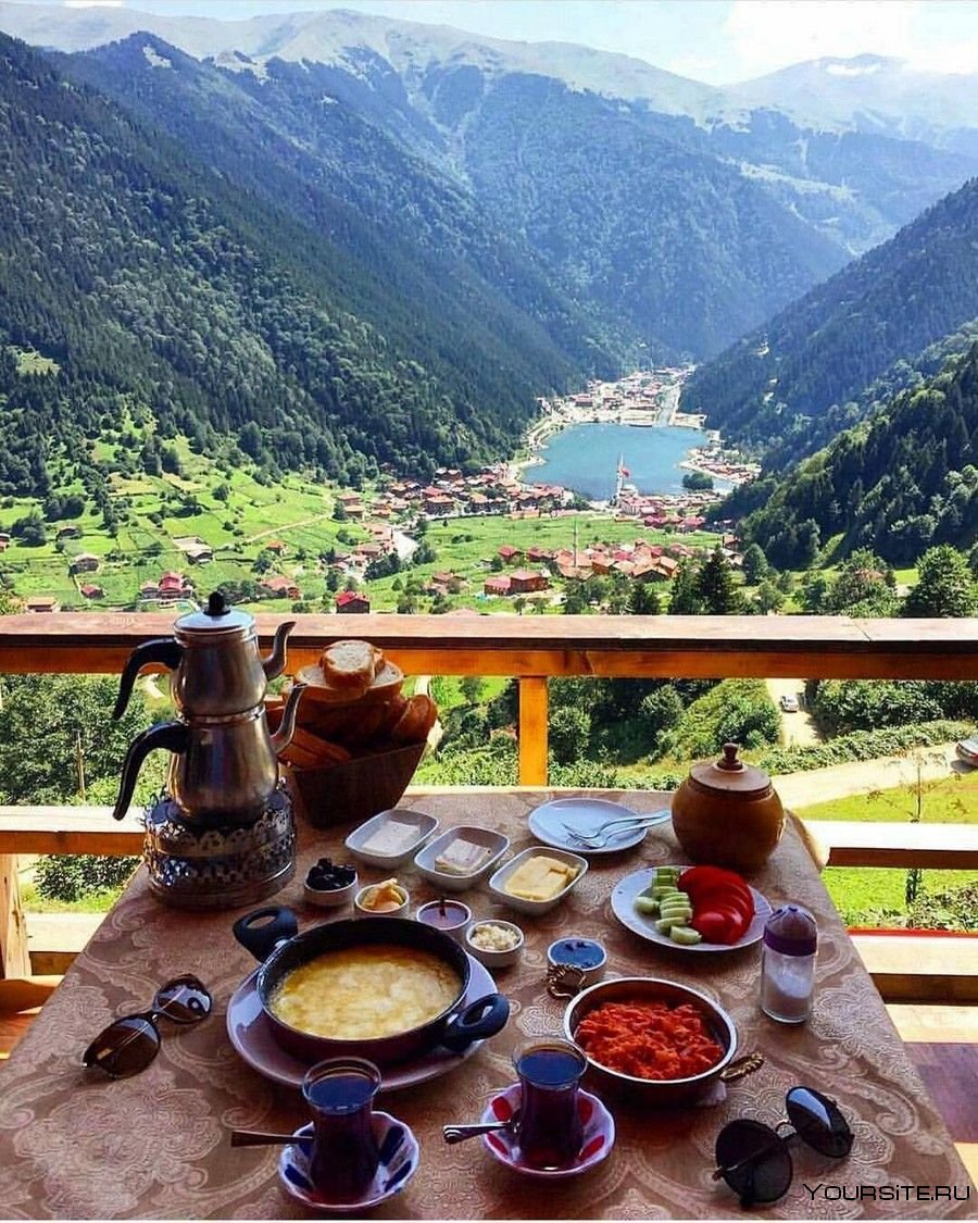 Завтрак с красивым видом на горы
