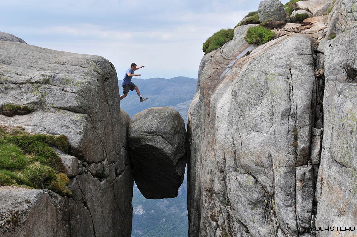 Кьерагболтен (Норвегия) камень висящий на высоте 1000 метров