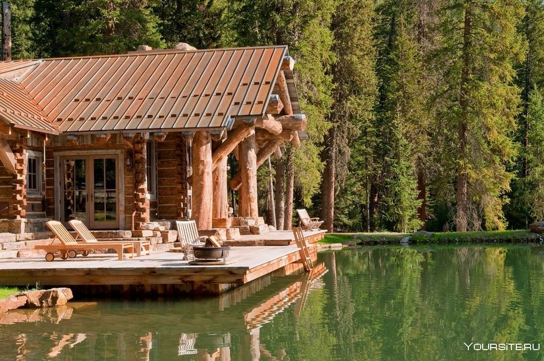 Деревянный дом у воды