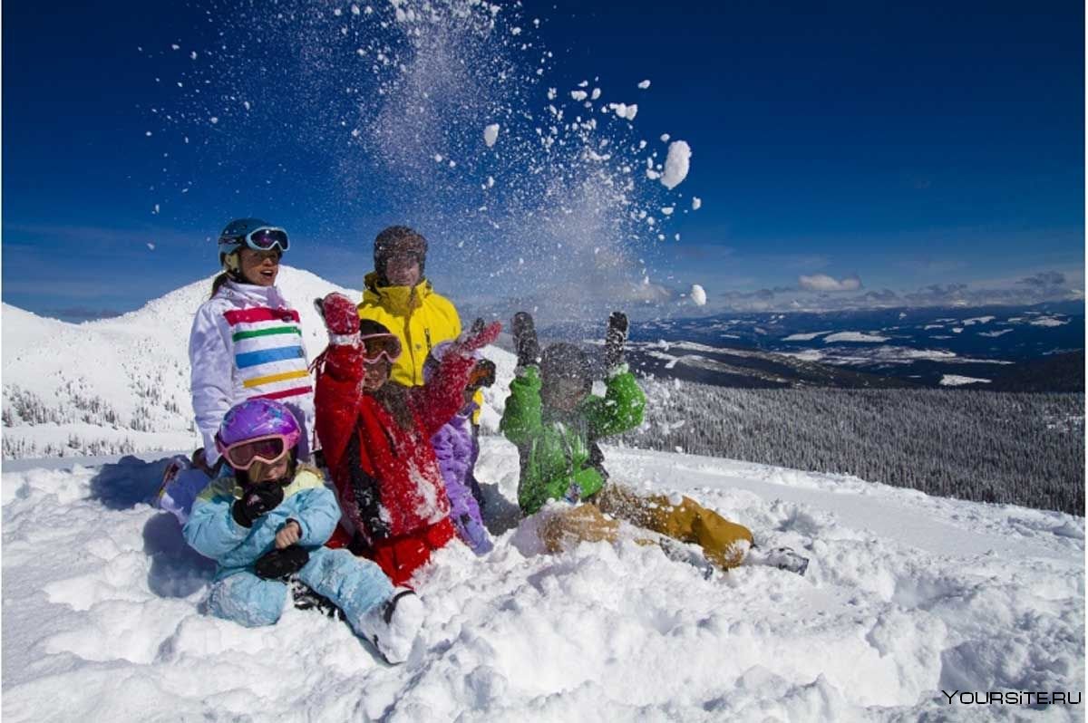 Куда поехать с ребенком в феврале. Новый год на горнолыжке. Роза Хутор горнолыжный курорт с семьями. Новогодние каникулы в горах. Горнолыжный курорт красная Поляна дети.