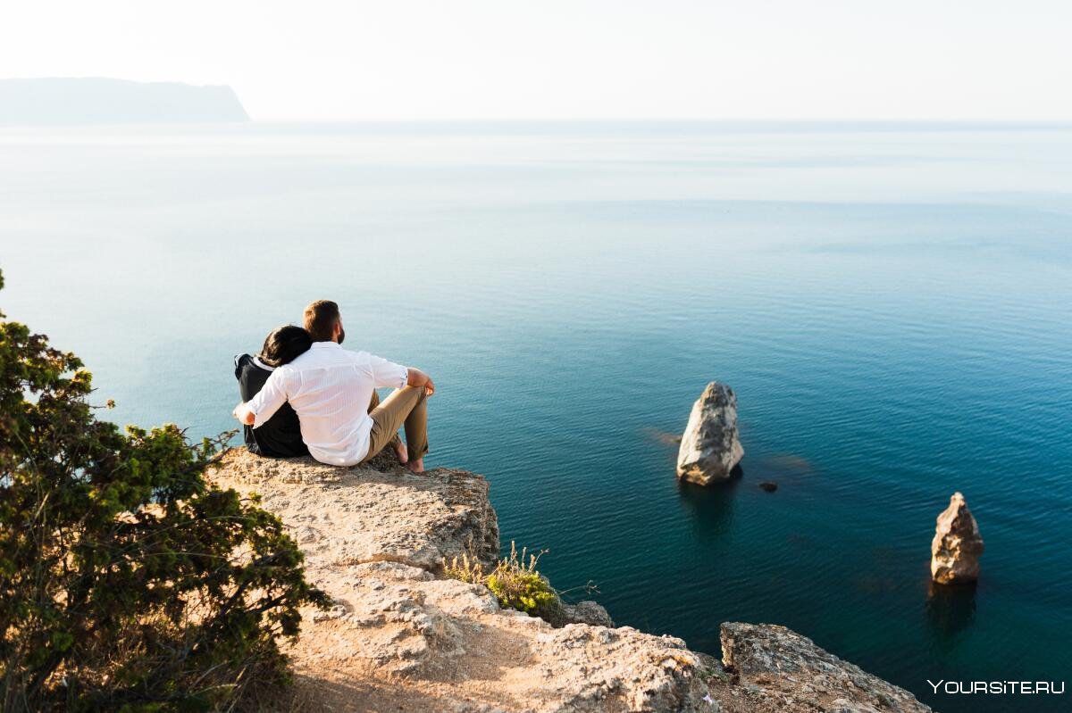 Парень на обрыве у моря