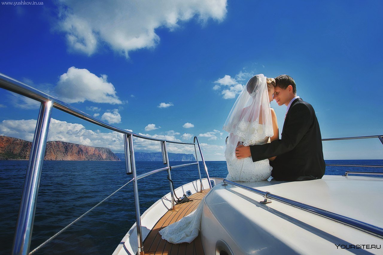Невеста тур на русском. Свадебная фотосессия на яхте. Свадебная фотосессия на катере. Свадьба для двоих. Свадьба на море для двоих.
