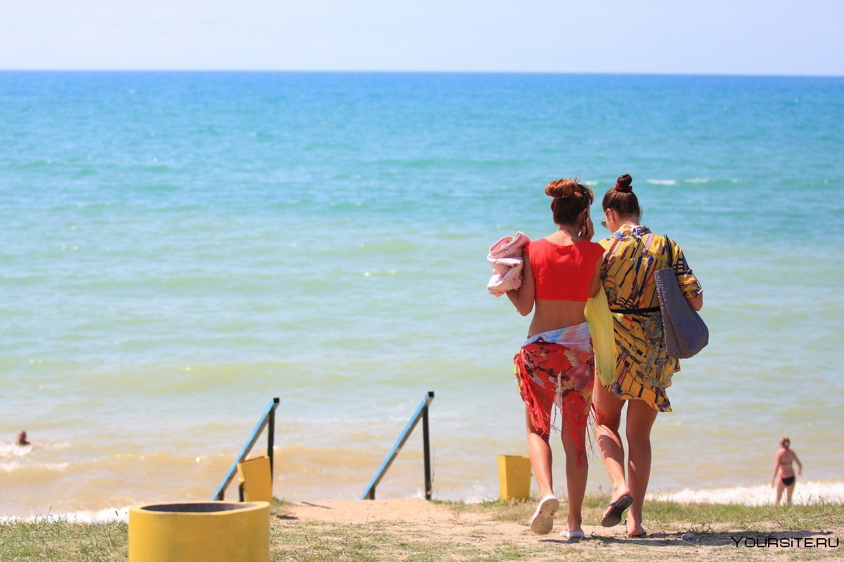 Туристы на пляже в Крыму