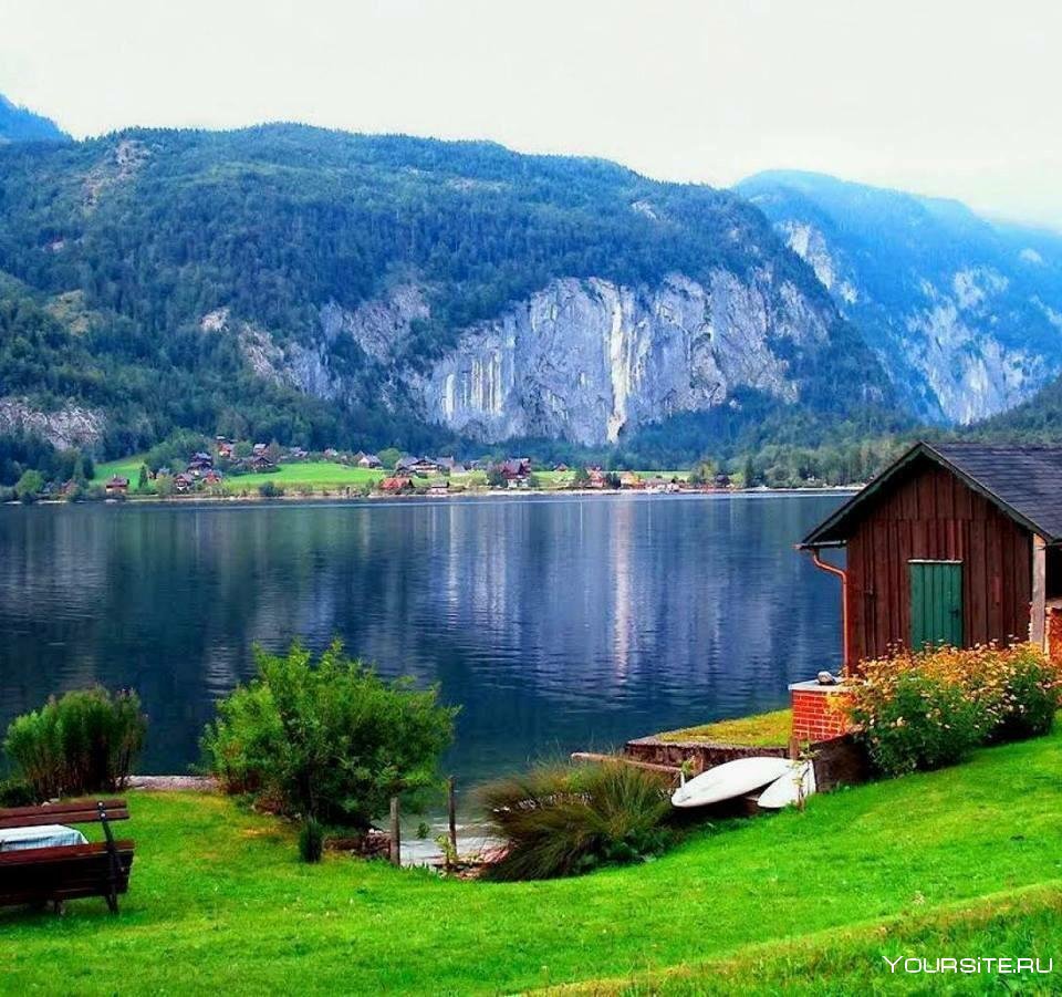 Горы домики озеро. Фирвальдштетское озеро Швейцария. Швейцарское Шале на берегу Цугского озера в предгорье Альп. Домик у реки в Йёльстере. Норвегия. Швейцария Альпы дома у озера.