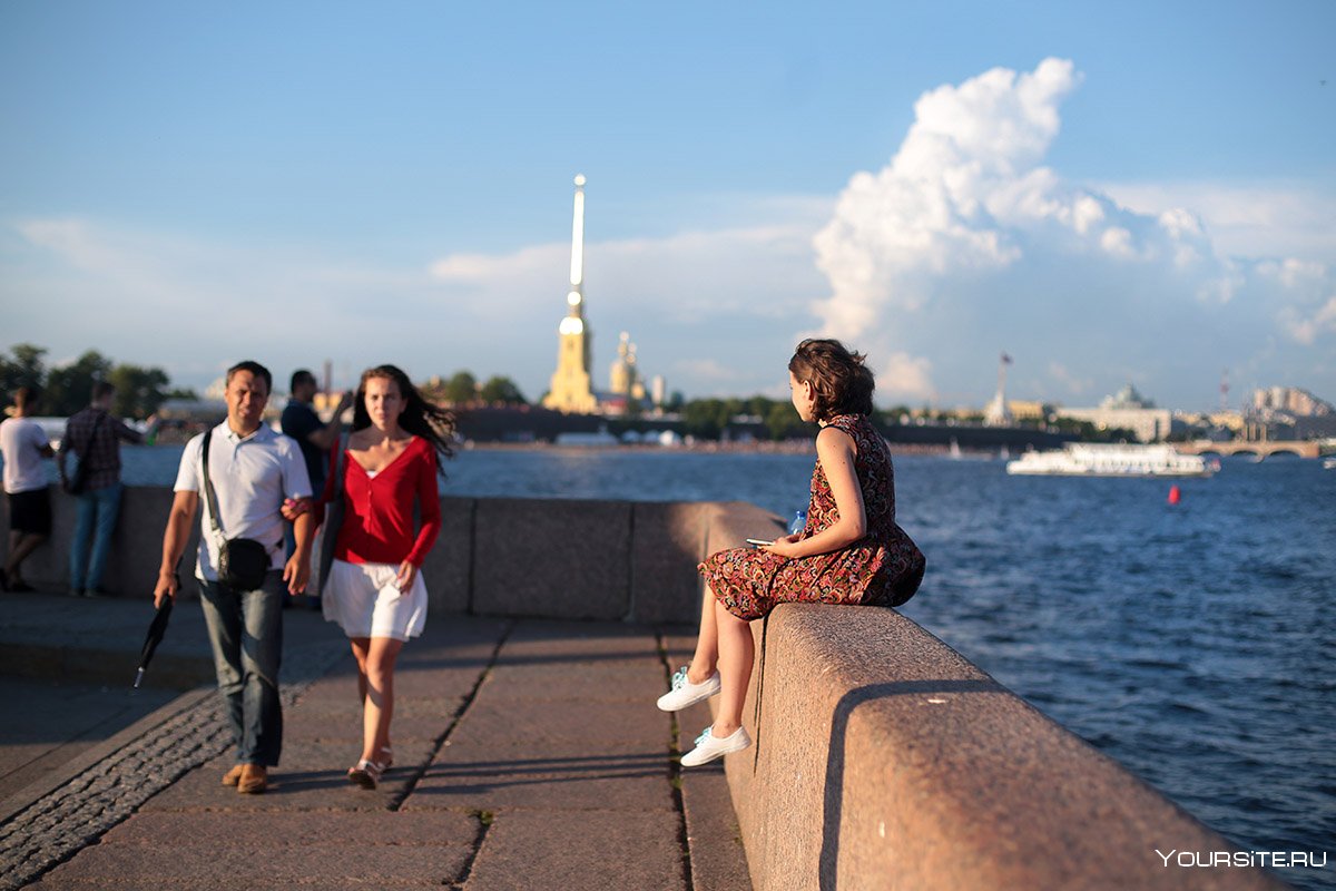 Стрелка Васильевского острова гуляют люди Санкт-Петербург