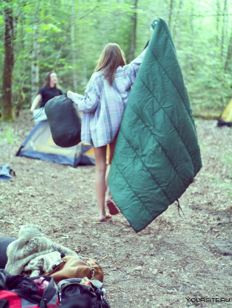 Девушка в палатке