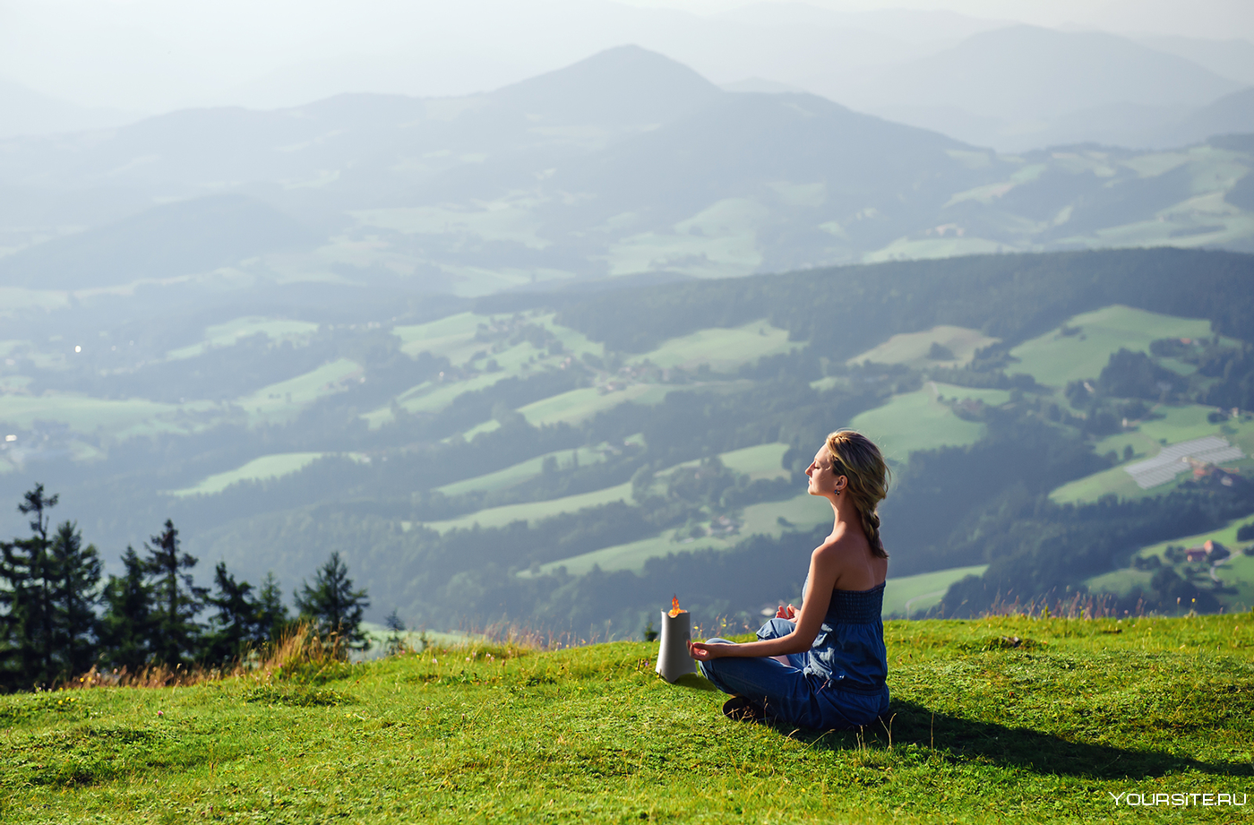 Люди на красивой природе. Уединение с природой. Медитация в горах. Медитация на природе. Девушка медитирует в горах.