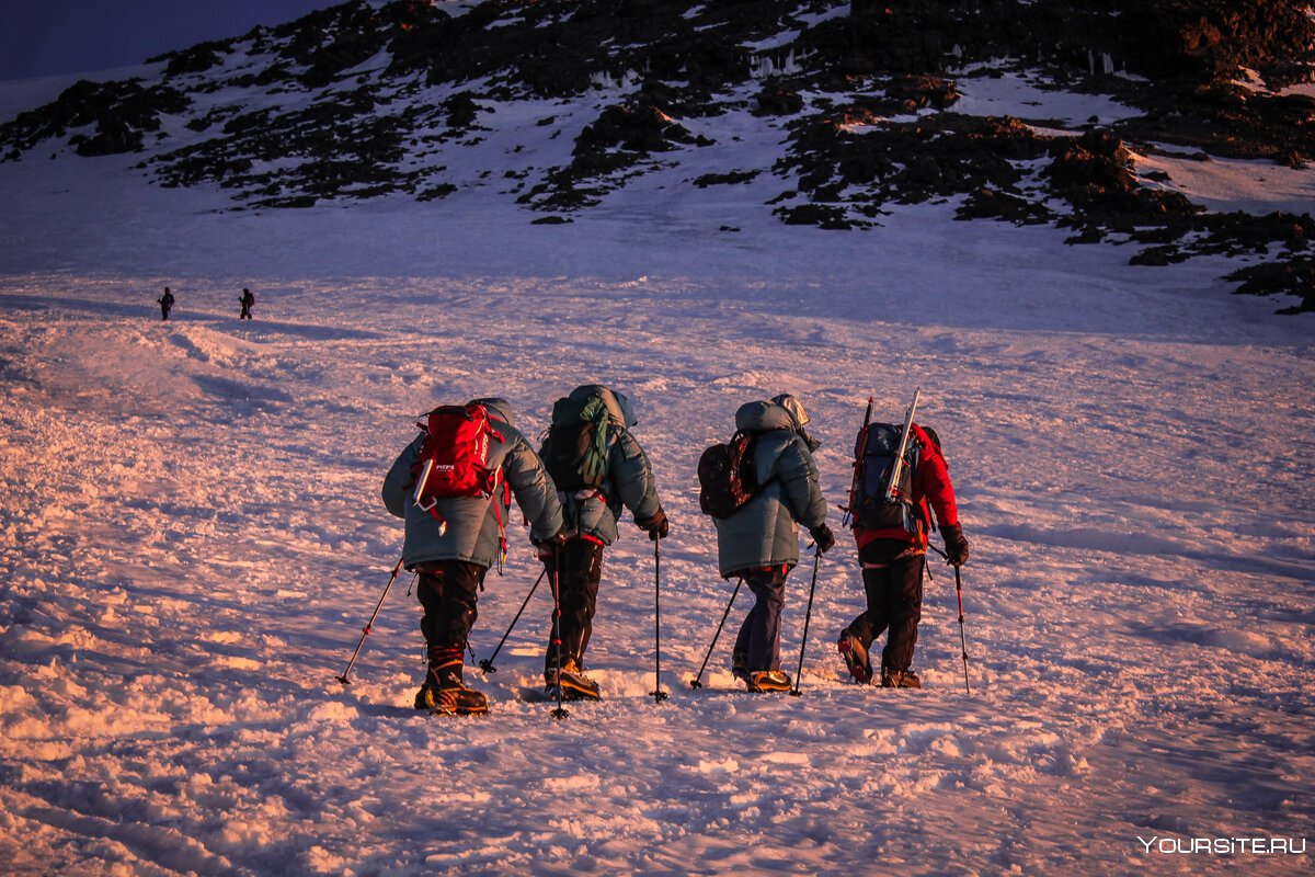Приэльбрусье горы зима туристы