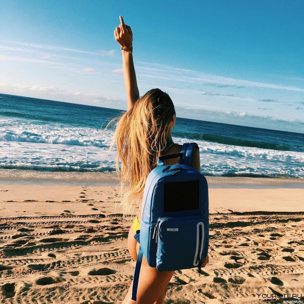 Девушка с рюкзаком на море
