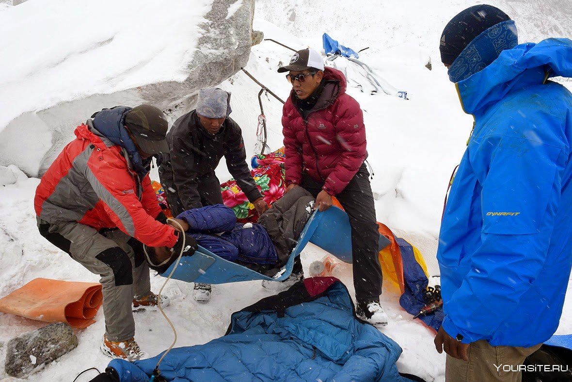 Тела погибших альпинистов на Эвересте