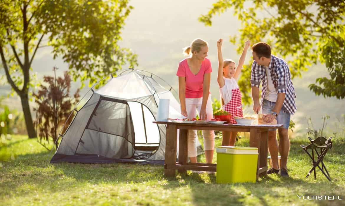 Пикник с палаткой на природе семья