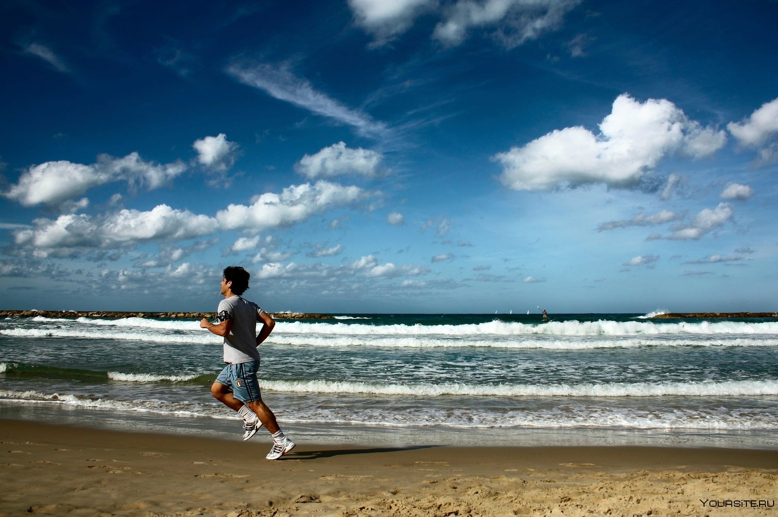 Человек торопится жить. Бег по берегу моря. Пробежка вдоль моря. Мужчина бежит по пляжу. Пробежка у моря.