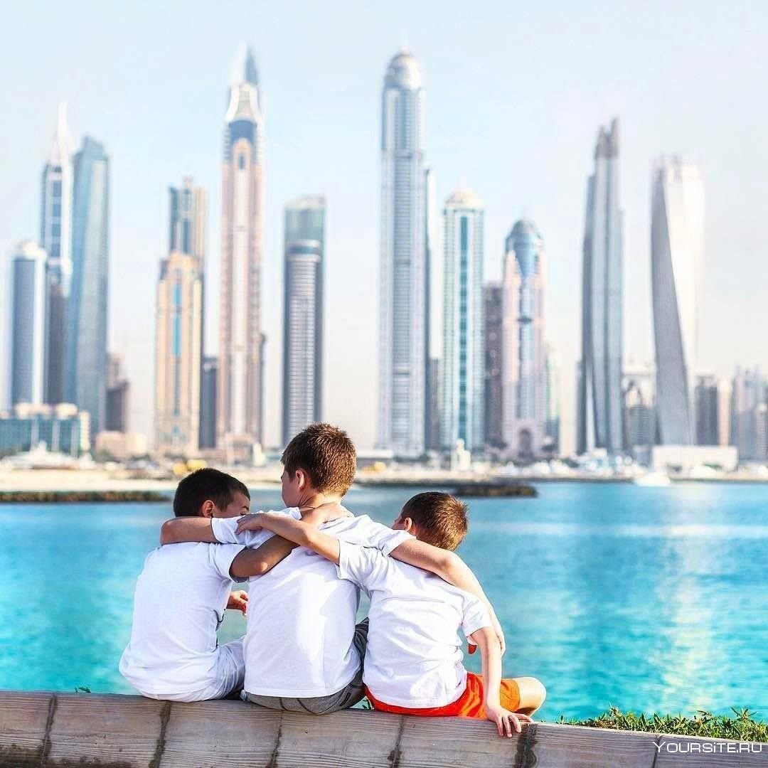 Дубай на неделю на двоих. Дубай. Счастье Дубай. Дубай люди. Семья в Дубае.