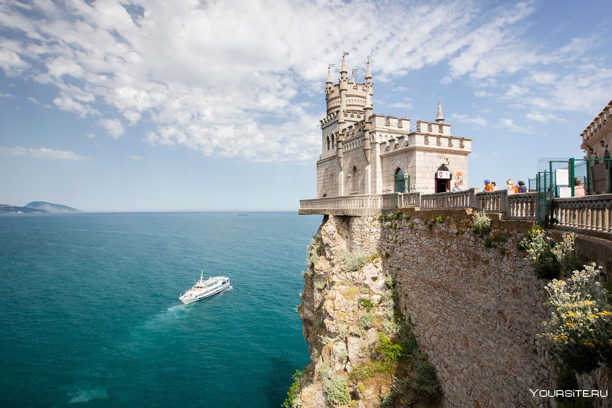 Ласточкино гнездо в Крыму вид с моря
