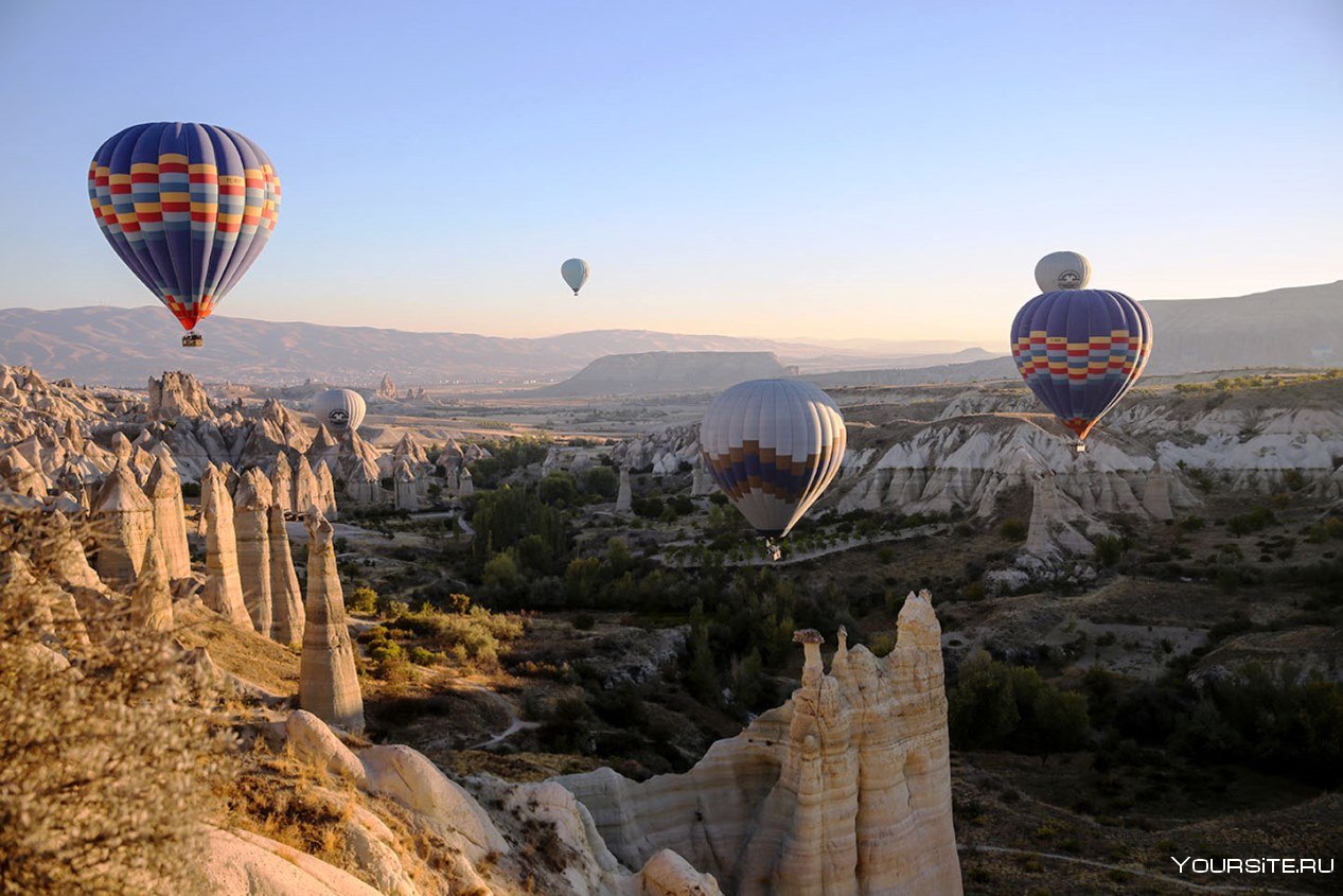 Экскурсия на воздушном шаре. Каппадокия. Фестиваль воздушных шаров в Турции Каппадокия. Каппадокия флаг. Каньон Каппадокия.