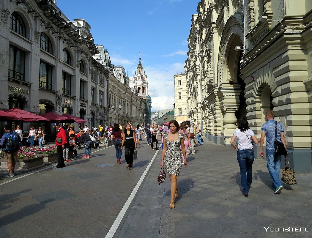 Люди на улицах Москвы