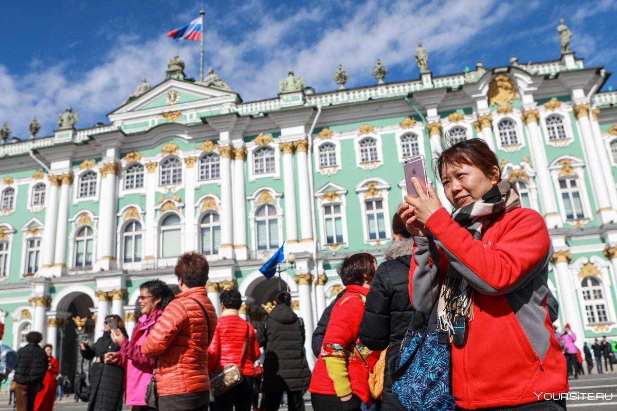Туристы в Петербурге