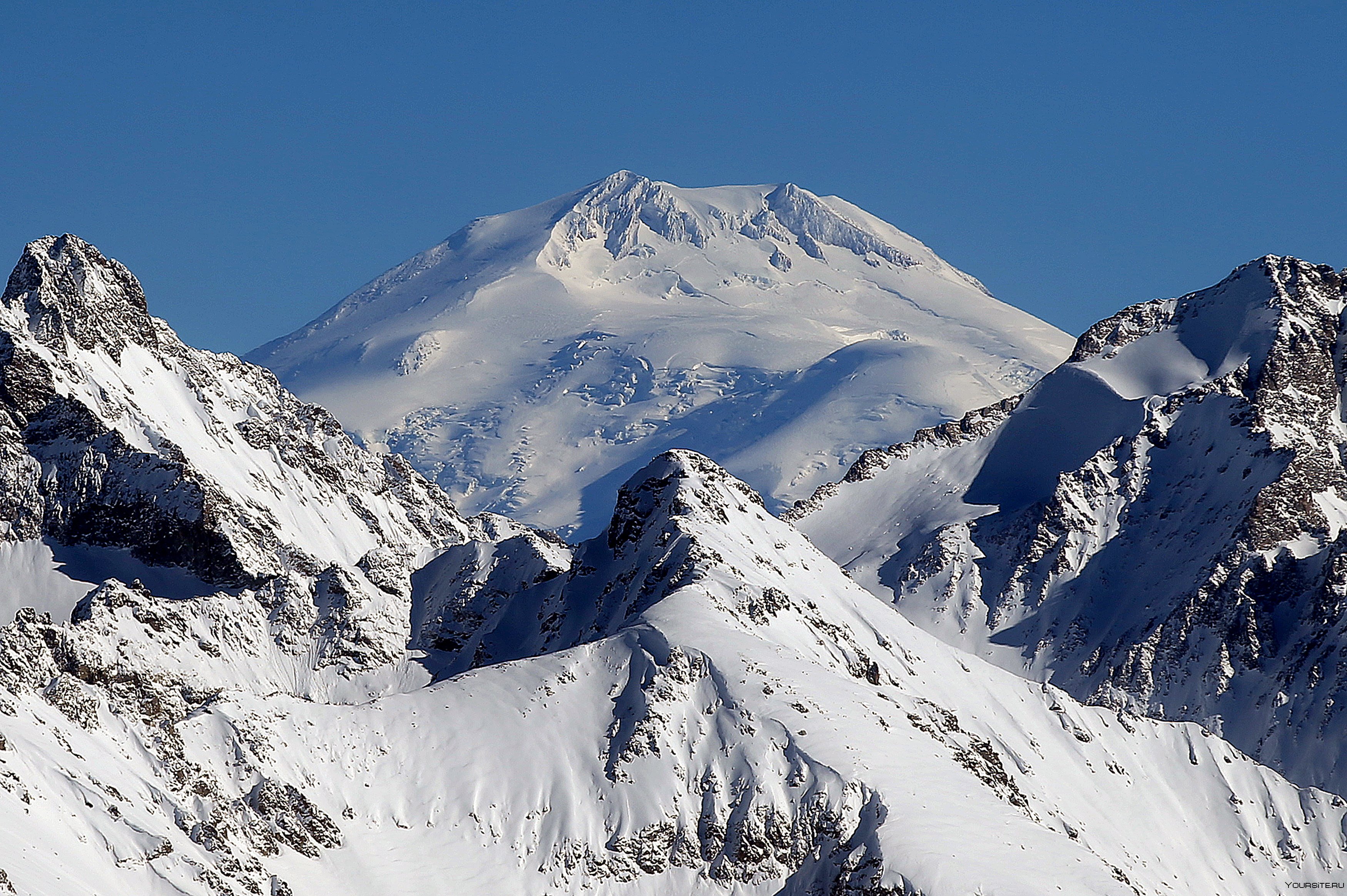 3 вершины эльбруса. Гора Эльбрус. Вершина горы Эльбрус. Эльбрус 5642. Эльбрус фото.