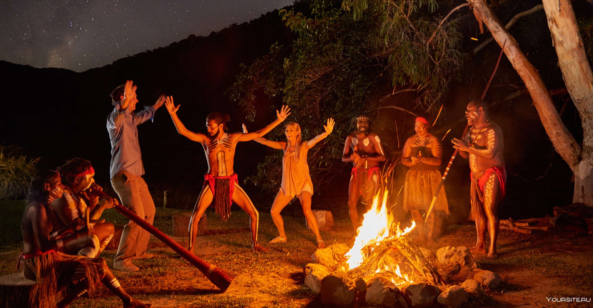 Ритуальные танцы мужчин племени. Бушмены Австралии. Corroboree в театре Австралии. Танцы у костра. Аборигены вокруг костра.