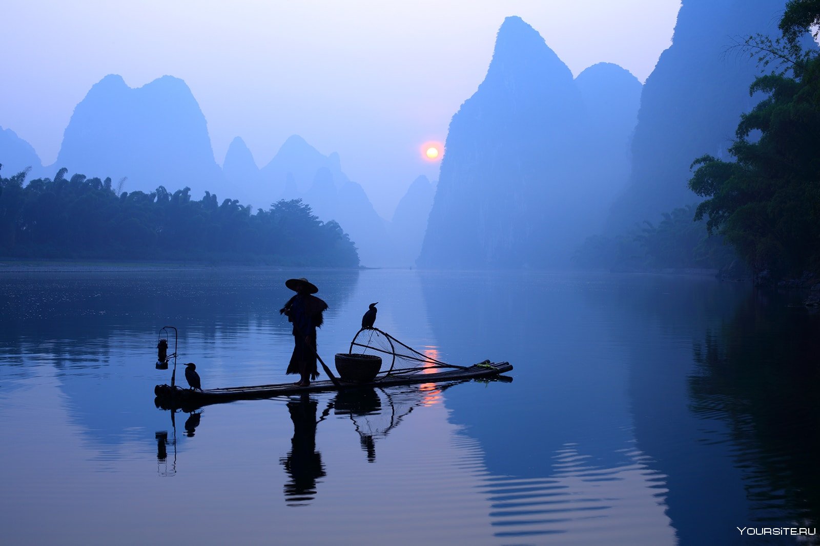 Река ли рыбалка на реке. Гуйлинь Китай река Лицзян. Лодка на озере Китай. Рыбак на озере Китай. Река лодка Япония.