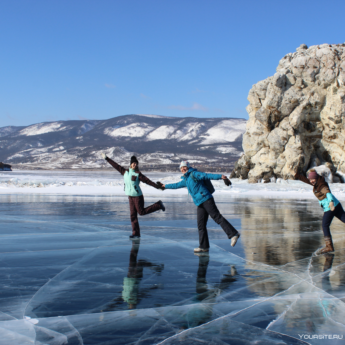 Катание на льду Байкала