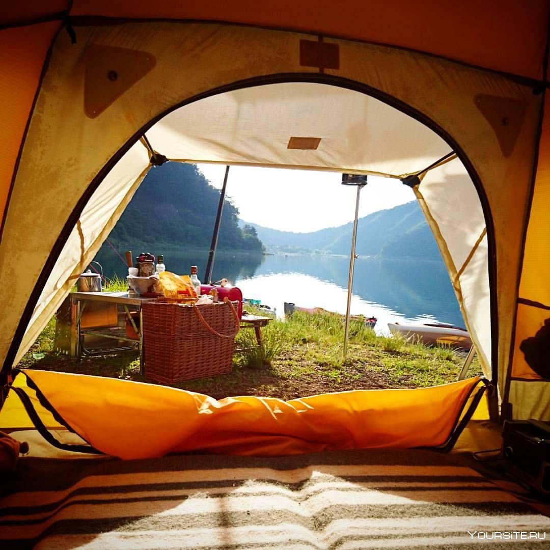 Вид из палатки на природу