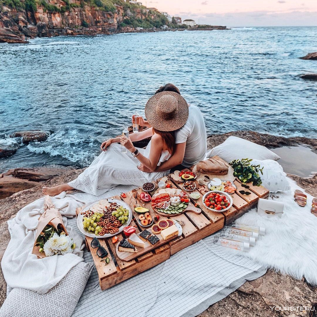 Пикник возле моря