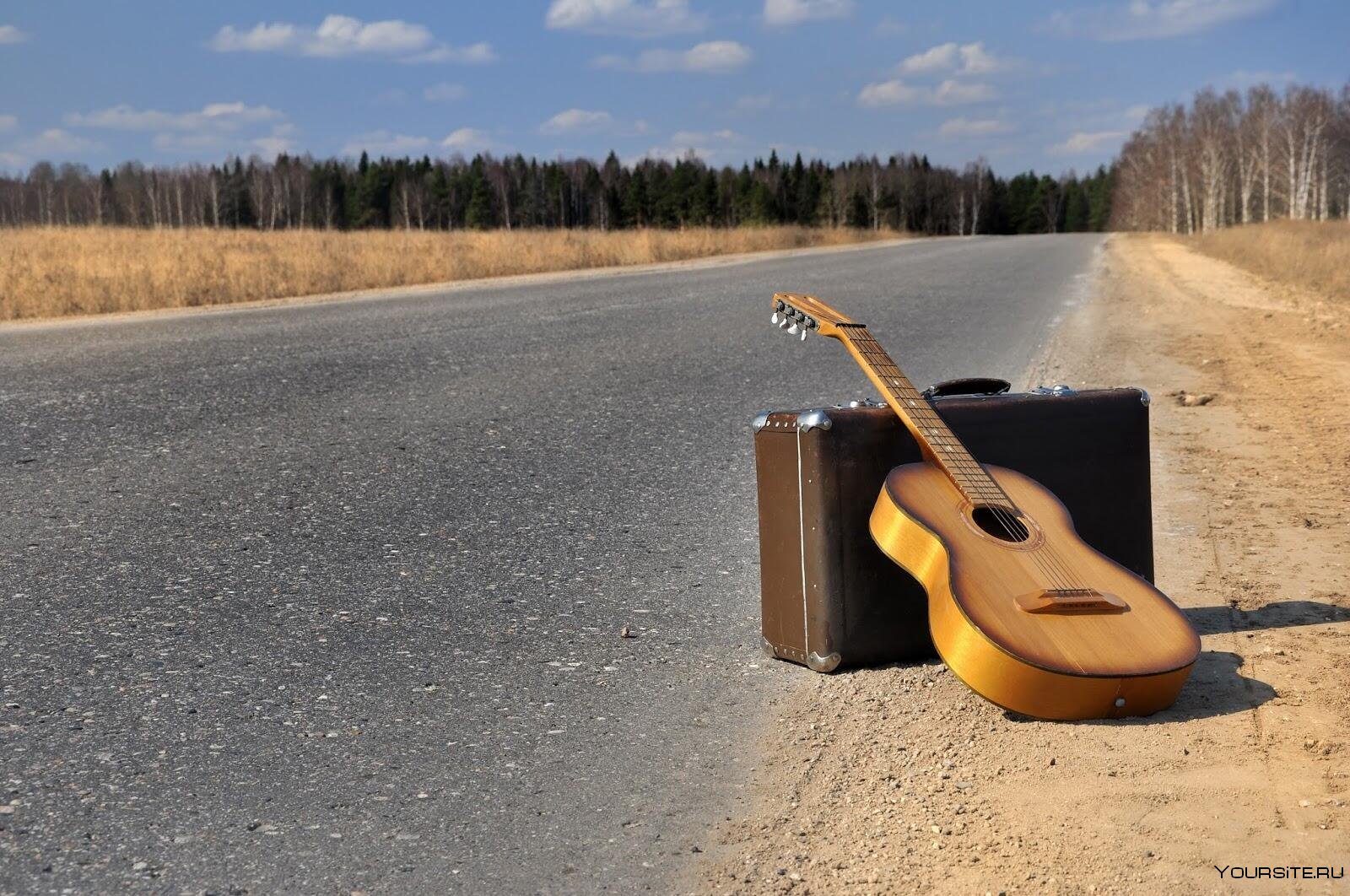 Песни в дорогу 2024. Гитара и дорога. Лежачая гитара. Гитара на природе. Гитара чемодан дорога.