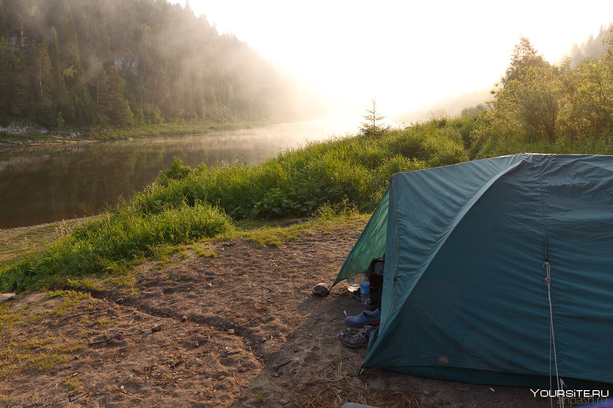 Палатка на берегу реки