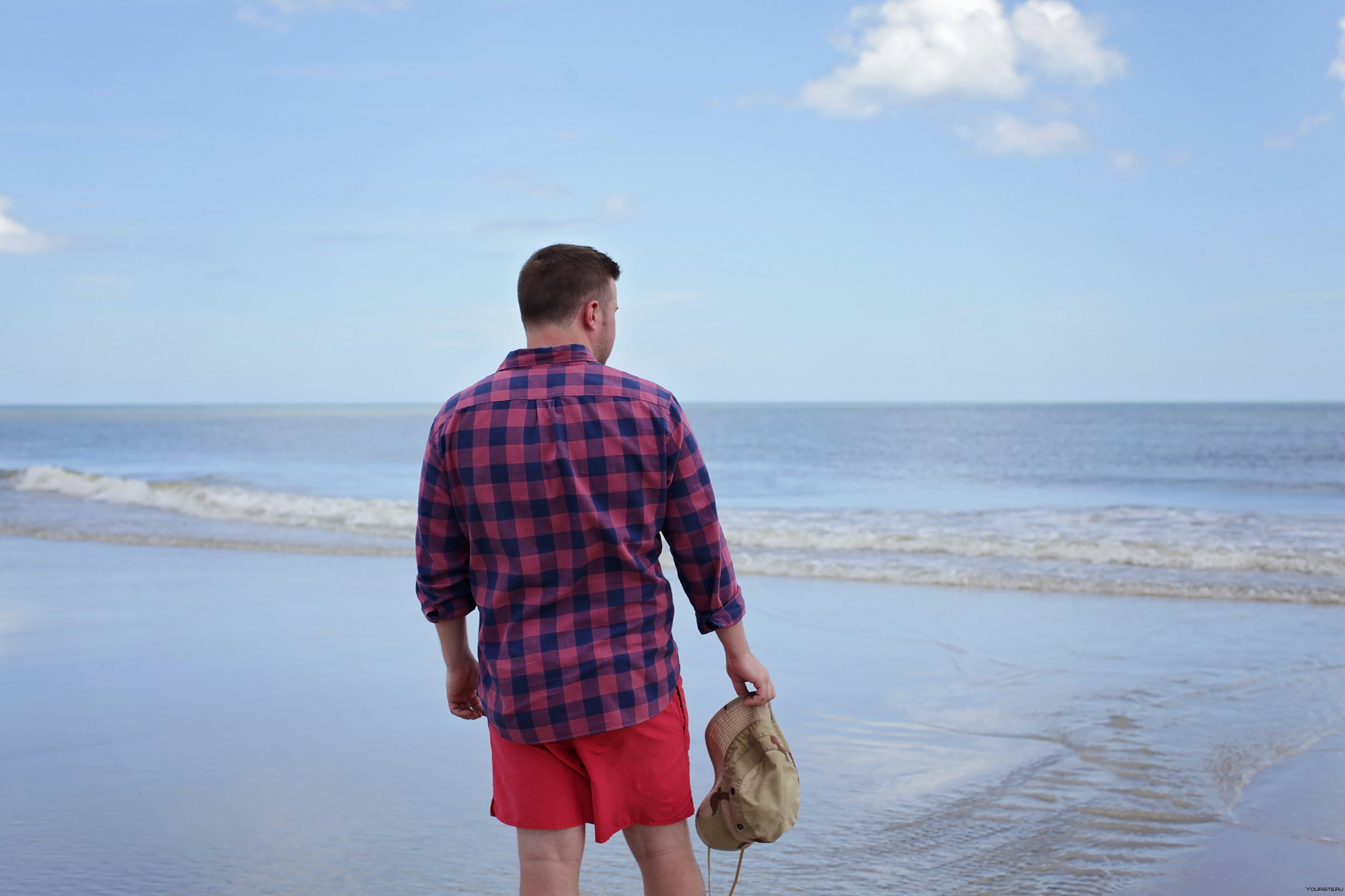 Отпуск мужа во время. Парень на берегу моря. Мужчина на берегу моря. Человек идет по пляжу. Мужчина на фоне моря.