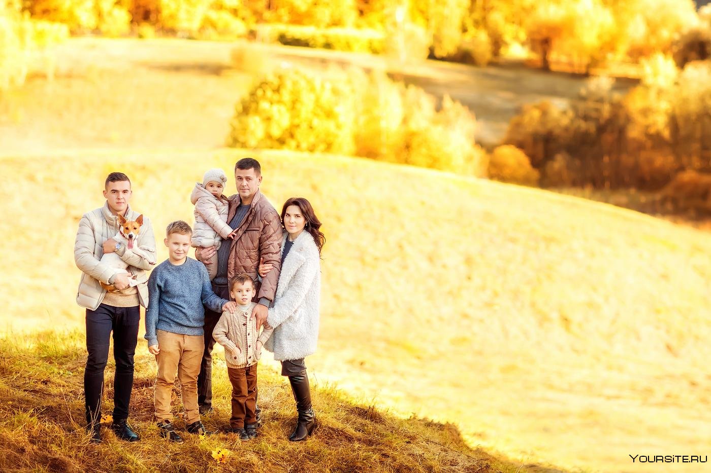 Осень другая семья. Семья осень. Семейная фотосессия. Осенняя фотосессия семейная. Осенняя фотосессия семейная на природе.