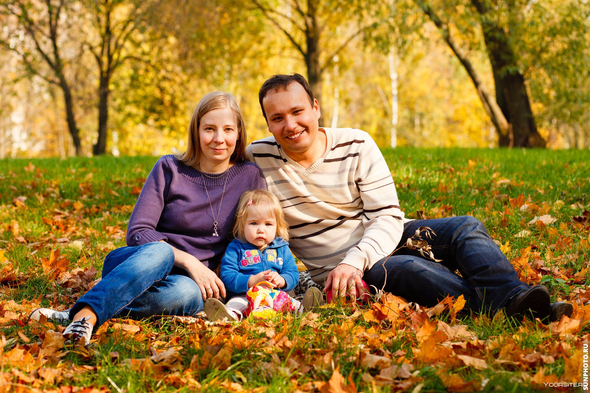 Осень другая семья. Семейная фотосессия. Осенняя фотосессия семейная. Счастливая семья осень. Семейная фотосессия в парке.