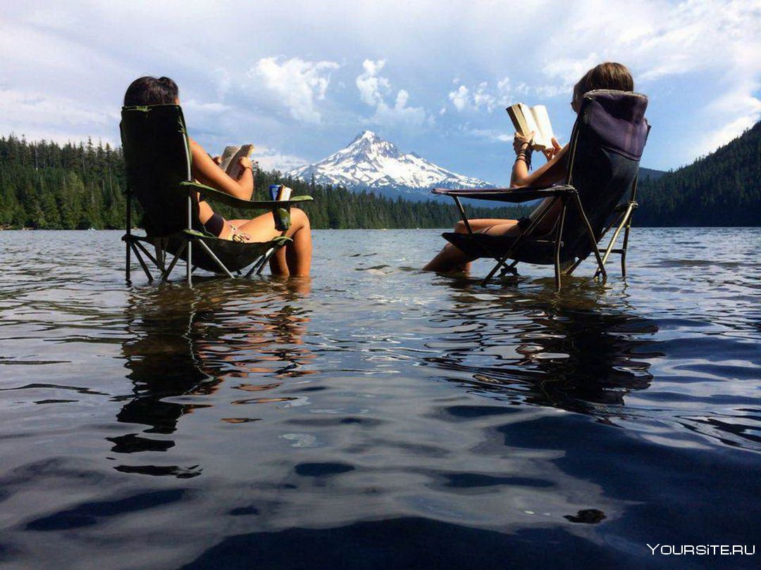 Туристы на озере фотографируют